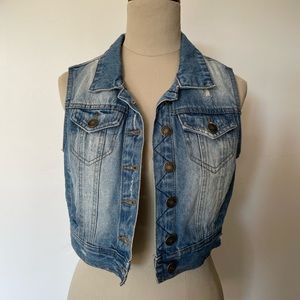 Cropped denim vest / Cropped jean vest

NEVER WORN

SIZE: M - Highway Jeans
